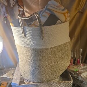 Two-Tone Woven 15 X 44 Tote Bag With 4 throw Blankets In It